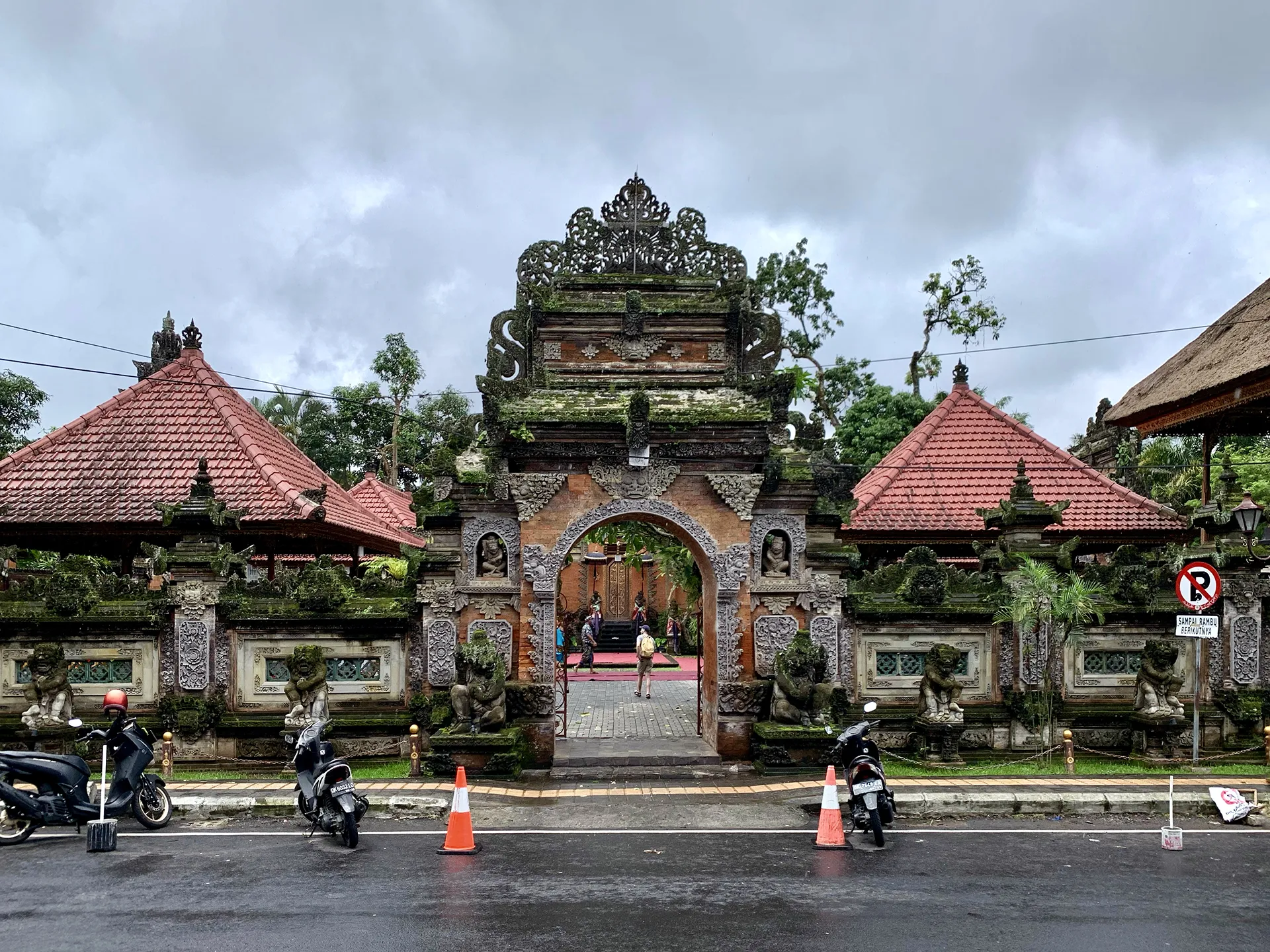 True Blue Bali Trip Ubud Palace view from outside